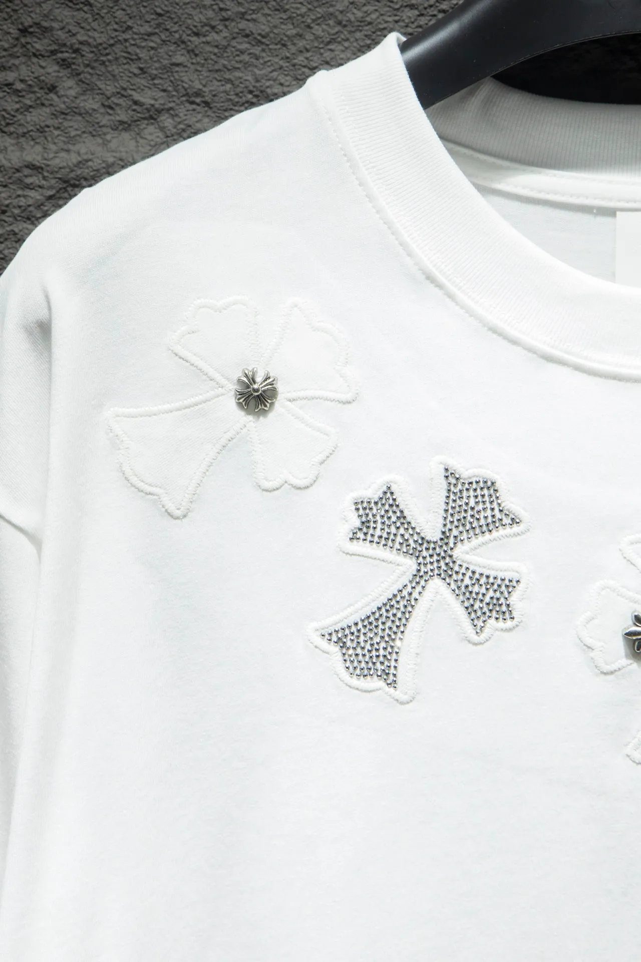 P180 🆕Chrome Hearts os version is really charming and Chrome Hearts is really a must-have. Each season's new version is made to the extreme. It is very practical and can be worn casually. Nice✔️ - ⚠️100% cotton. It is made of 32-count double yarn, 260-gram weight fabric and imported knitted carded cotton. It has moderate thickness, drape and contour, and the upper body is comfortable! ! It is very tolerant to fat body types and can instantly lose five pounds after wearing it!  Specially ordered multiple Austrian rhinestones, which have the bling bling effect of natural crystals under light. They have multi-faceted reflective points. The production cost is extremely high. The laser molding includes a computer engraving machine and a laser machine. The granules are accurate, and are finalized by high-temperature ironing. After ironing, you need to repeatedly test the firmness on the ironing pattern. It can show colorful reflections under the light. The collar webbing extends to the shoulder for reinforcement, and the stitching is reversed at the connection. The hem and cuffs are all made of 0.2mm gauge double-thread lathe. It is carefully produced at a high cost. The attitude of making goods with a magnifying glass restores the quality and effect of the product. The full set of customized accessories only presents every detail to customers. The letters are machine embroidered with imported materials after being adjusted according to the original details. The thickness is moderate. The hardware uses imported hardware accessories. Front panel # Back panel Simple elements # Artistically arranged English letters. Imported Tajima high-density heavy-duty embroidery technology. The font is three-dimensional and full. Handmade elements are added to the body, which greatly increases the interest of the clothing; unique visual effects. After special treatment, a unique effect is formed. An irregular hem is added to the version. This year's Kroxin is the main version. In the past two years, the oversize version has become the focus of the trend and has been a popular staple in the past two years. The change of designers has made this brand an instant hit. The progressive fashion of the times also needs the blood impact of fresh elements and trendy designs in order to continue its glory! It’s stylish both inside and outside, a must-have for high street travel! An absolute "eye-catching style" that can match couples 💏 Color: black and white Size: S M L XL